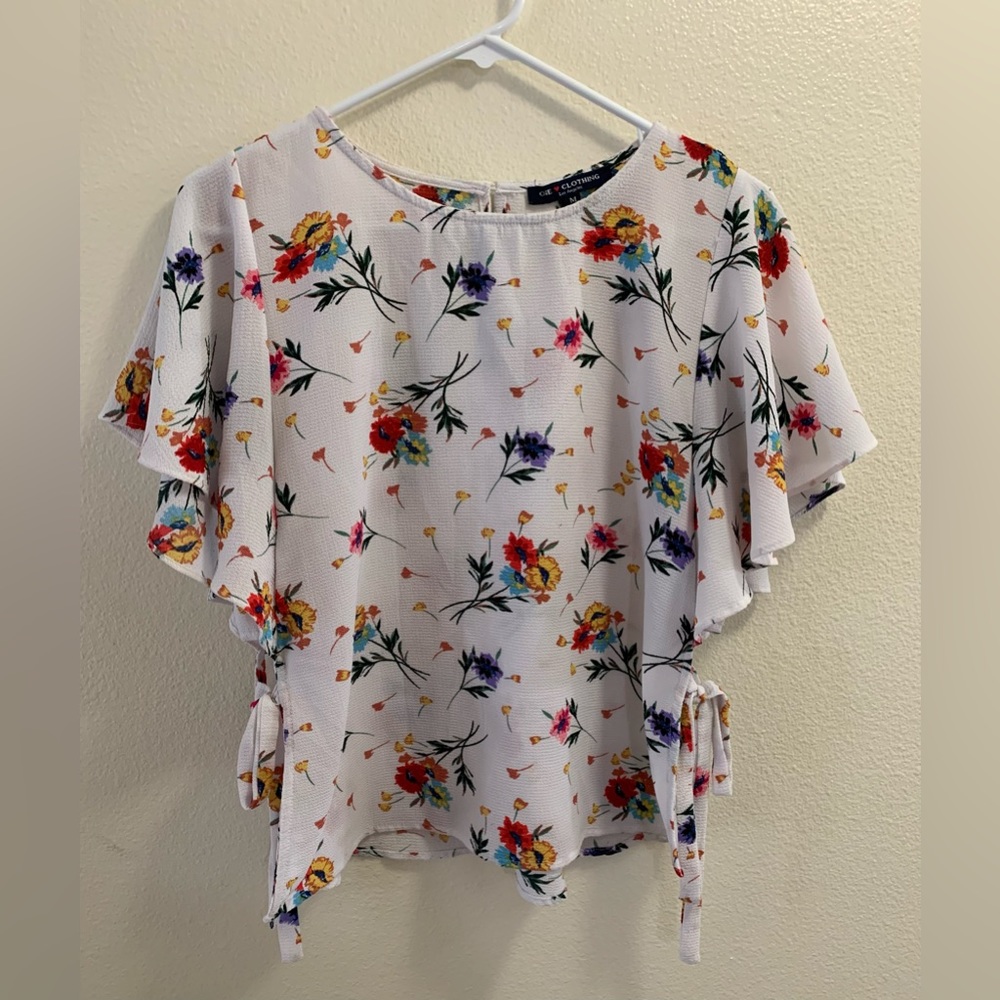 One Clothing White Floral Flowy Top Women’s Size Medium-Ties On Side Flowers